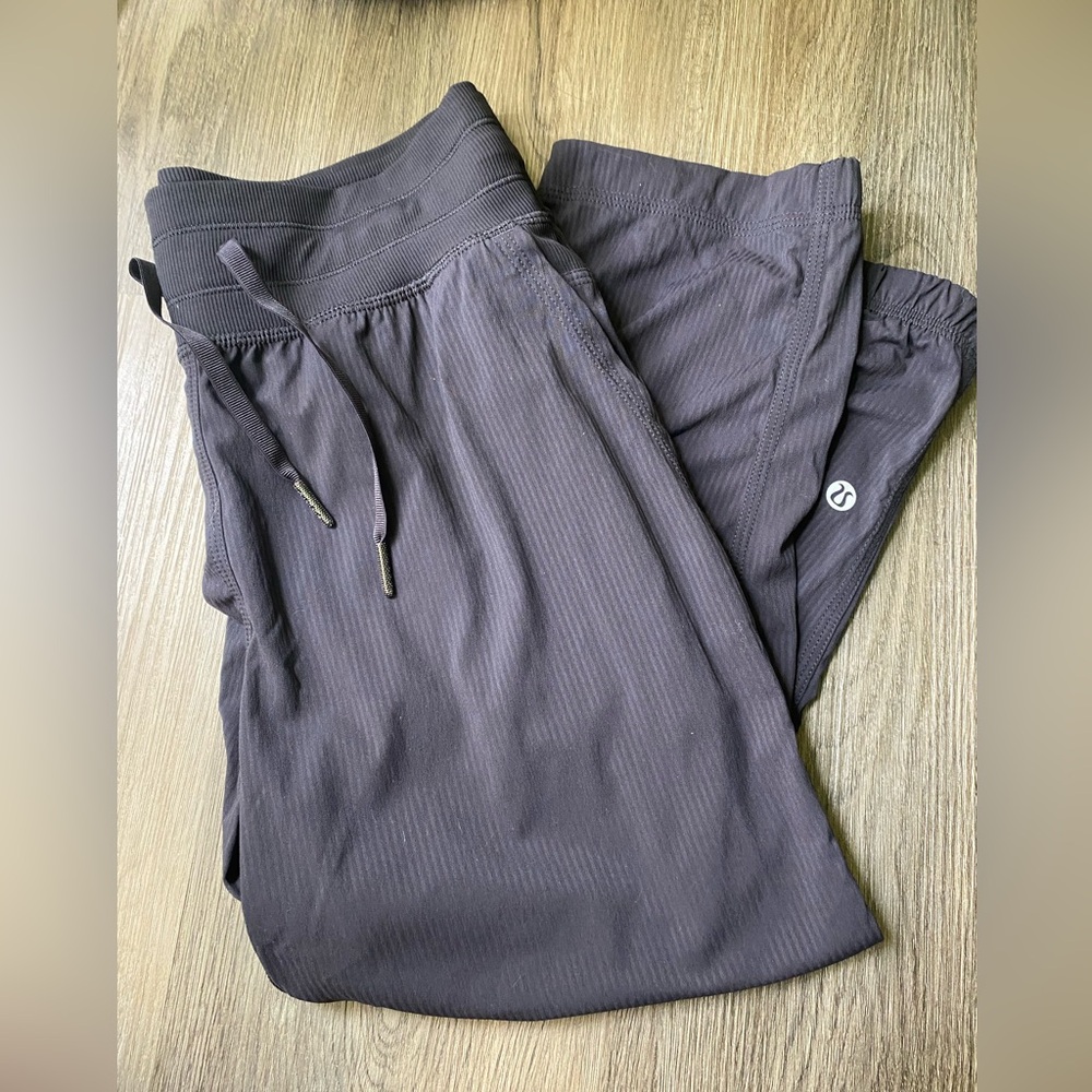 Lululemon cropped pants